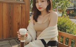 被几个人摁住玩花蒂的视频